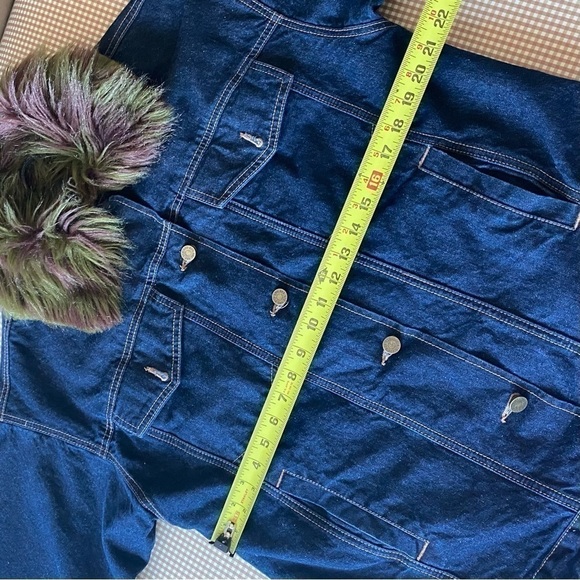 BDG Urban Outfitters Denim trucker w/ faux fur. Size
Medium/ Large - Picture 12 of 15